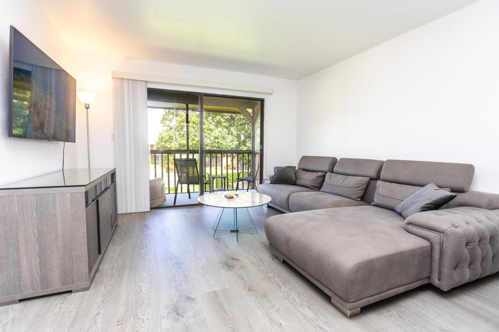 Bass & Sun Condominium 2/2 Bedroom クルーイストン 部屋 写真